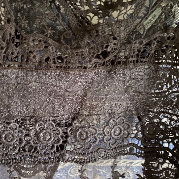 Lace open back tank - Picture 2 of 3